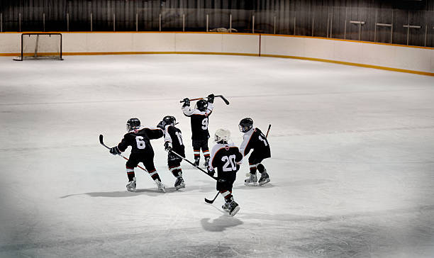 어린이 하키팀 아이스링크 - ice hockey child childhood little boys 뉴스 사진 이미지