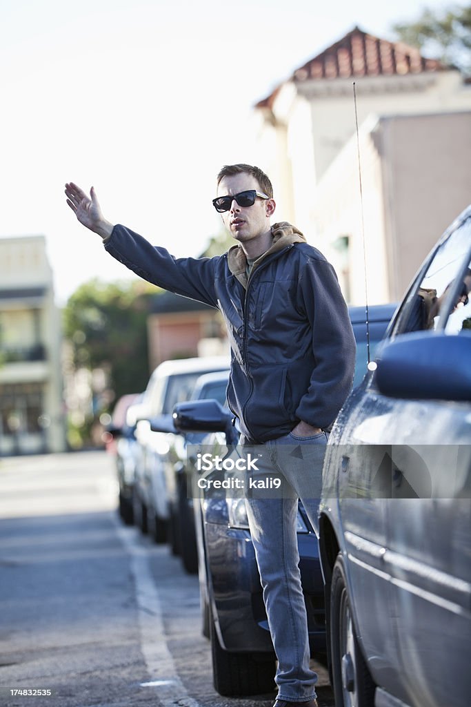 Peatones llamar un taxi - Foto de stock de 30-34 años libre de derechos