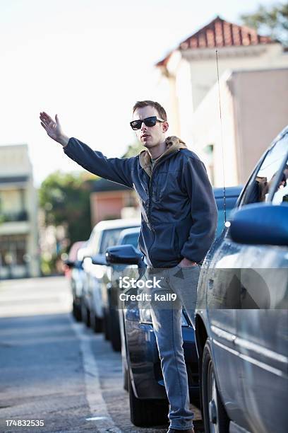 Peatones Llamar Un Taxi Foto de stock y más banco de imágenes de 30-34 años - 30-34 años, 30-39 años, Adulto