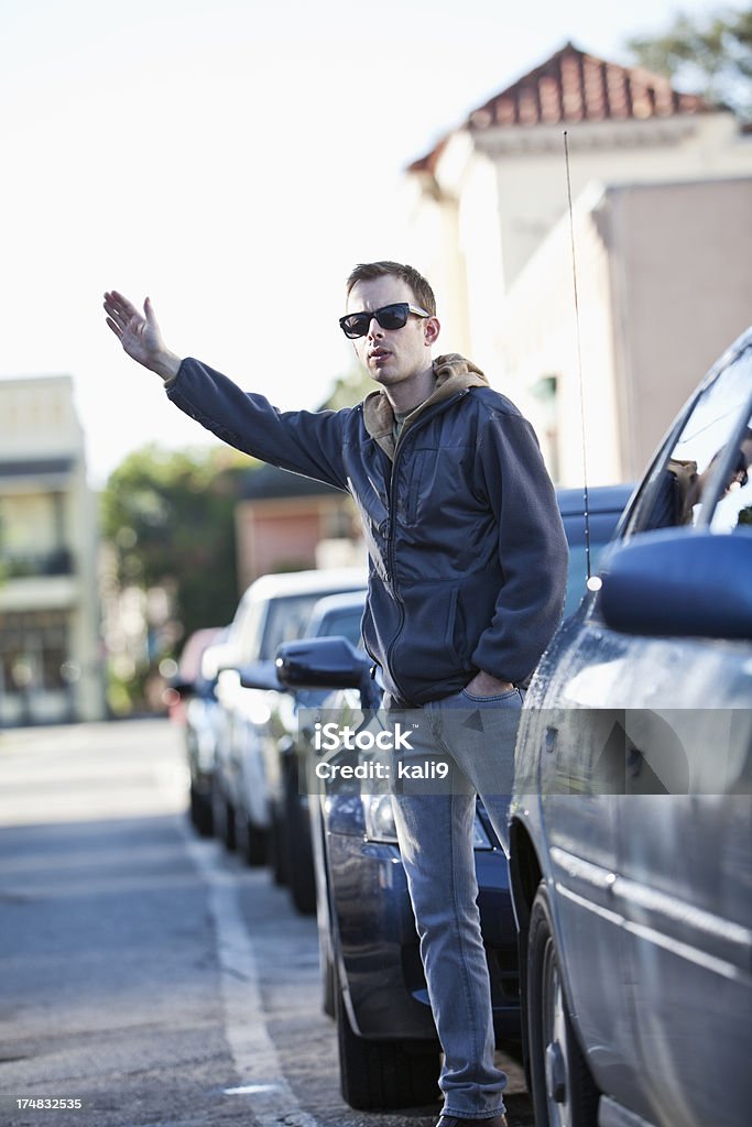 Piéton héler un taxi - Photo de 30-34 ans libre de droits