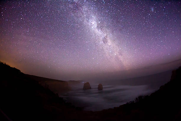 ночное небо и млечный путь, южное полушарие - landscape twelve apostles sea rocks sea rock стоковые фото и изображения