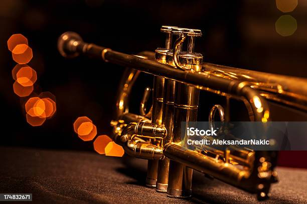Foto de Trompete e mais fotos de stock de Equipamento de Iluminação - Equipamento de Iluminação, Jazz - Estilo Musical, Trompete