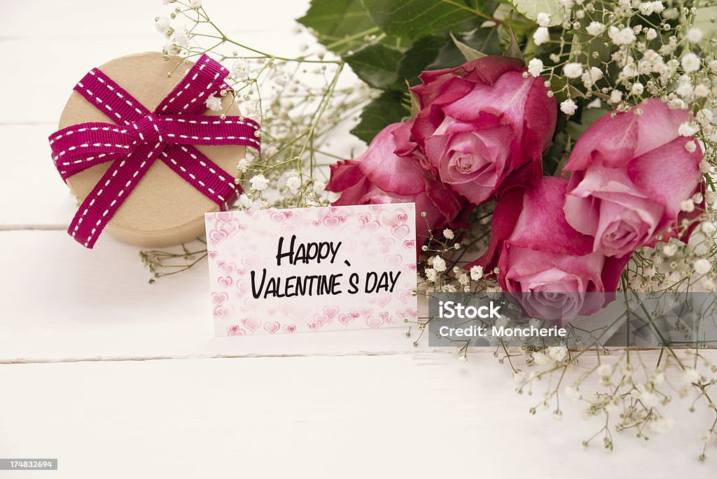 Rosas cor de rosa e caixa de oferta com um cartão para namorados dia - Royalty-free Amor Foto de stock