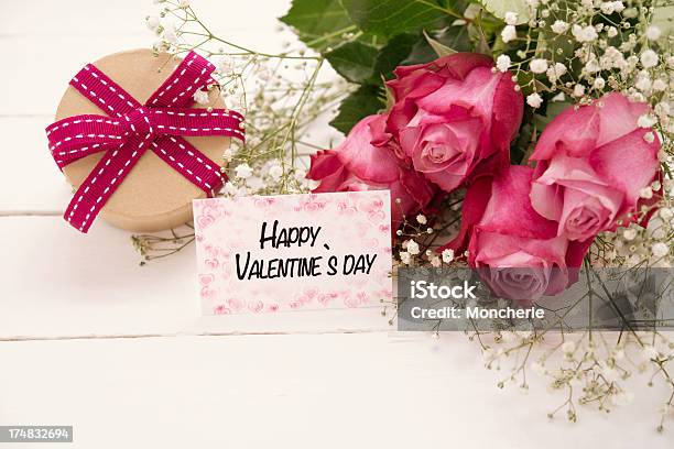 Rosas Cor De Rosa E Caixa De Oferta Com Um Cartão Para Namorados Dia - Fotografias de stock e mais imagens de Amor
