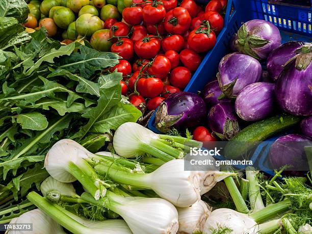 Verduras Frescas Foto de stock y más banco de imágenes de Abundancia - Abundancia, Alimento, Berenjena - Vegetal