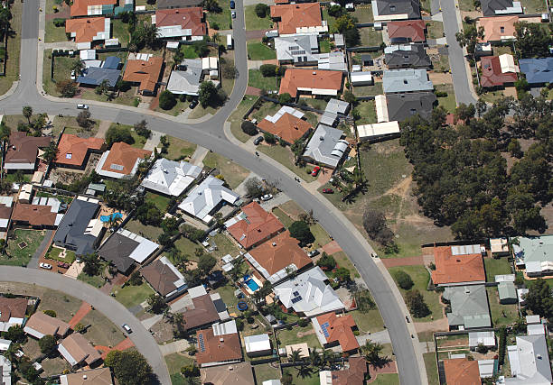 вид с воздуха из плотного пригородных жилых. - aerial view building exterior suburb neighbor стоковые фото и изображения