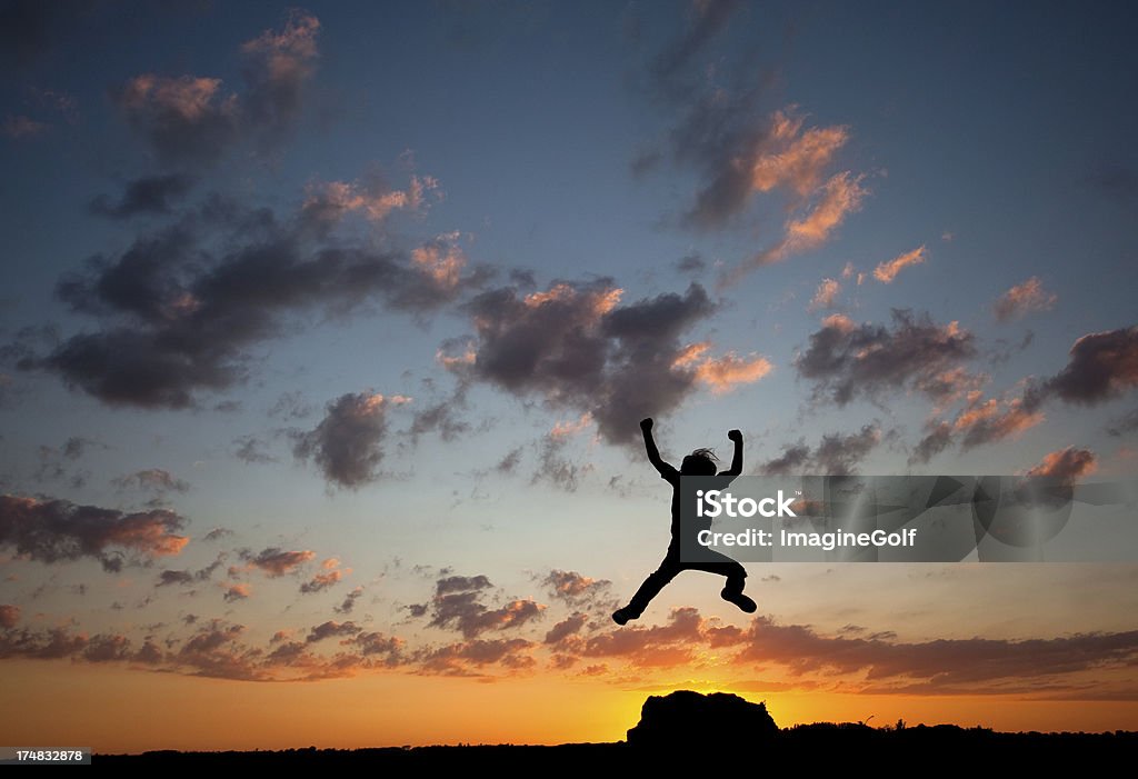 Силуэт молодой мальчик прыжки - Стоковые фото Активный образ жизни роялти-фри