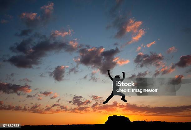 Силуэт Молодой Мальчик Прыжки — стоковые фотографии и другие картинки Активный образ жизни - Активный образ жизни, Благополучие, В воздухе