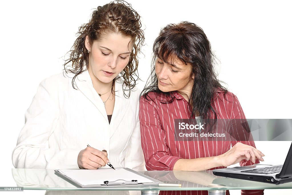Dos mujeres en una reunión - Foto de stock de 20-24 años libre de derechos