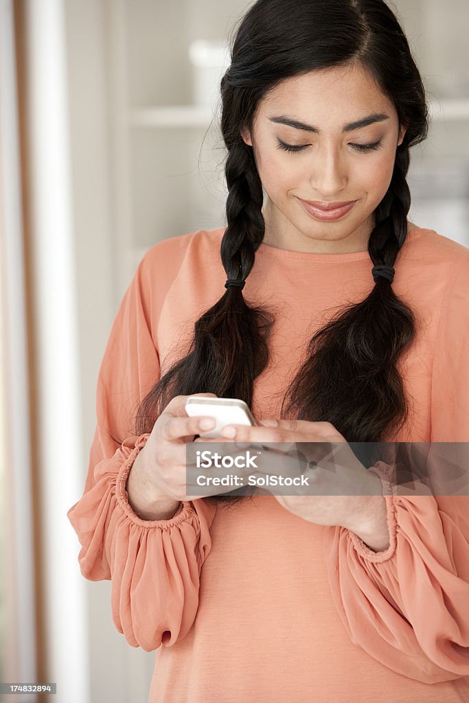 Mujer asiática usando teléfono móvil - Foto de stock de Adulto libre de derechos
