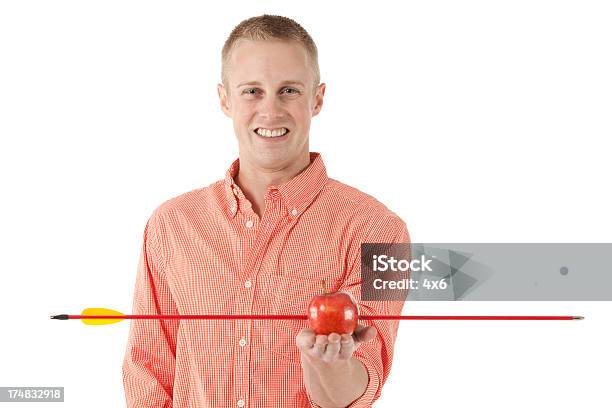 Homem Com Uma Seta Na Apple - Fotografias de stock e mais imagens de Fotografia da Cabeça - Fotografia da Cabeça, Fruta, Sexo Masculino