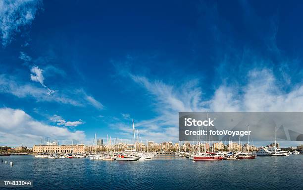 Барселона Яхт Порт Vell Barceloneta Синее Небо Испания — стоковые фотографии и другие картинки Port Olimpic