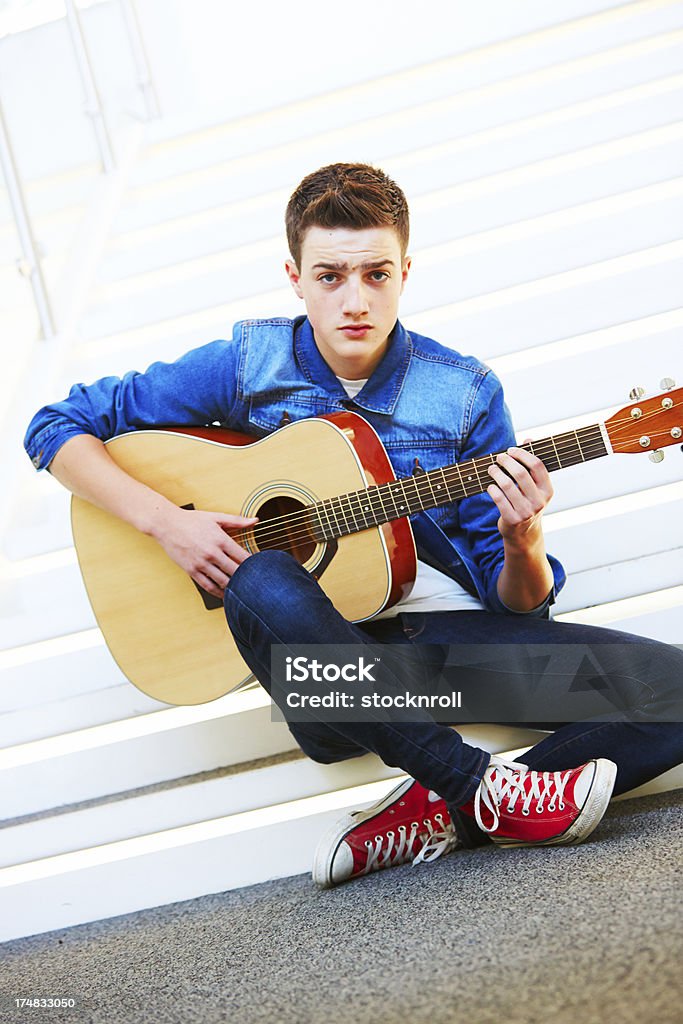 Tonos adolescente con guitarra sentado en las escaleras. - Foto de stock de 20 a 29 años libre de derechos