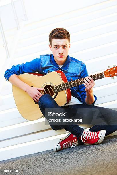 Cool Nastolatek Z Gitara Siedzący Na Schodach - zdjęcia stockowe i więcej obrazów 20-29 lat - 20-29 lat, Adolescencja, Blues
