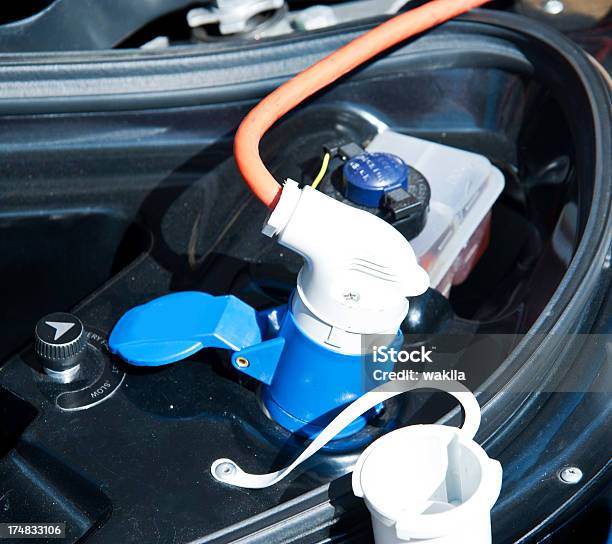 電気自動車の充電 Elektroauto 屋外 - 電池のストックフォトや画像を多数ご用意 - 電池, 電動輸送機器, つながり
