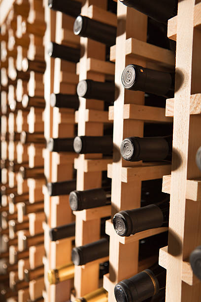 filas de botellas de vino en un bastidor vertical - vertical wine bottle variation rack fotografías e imágenes de stock