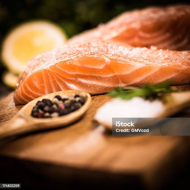 Salmón Foto de stock y más banco de imágenes de Alimento - Alimento, Captura de peces, Comida sana