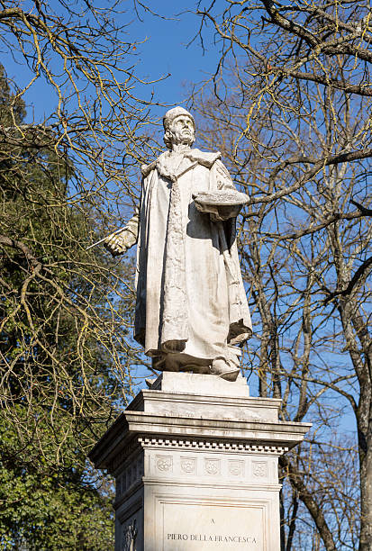 statue de piero della francesca dans sansepolcro, toscane, italie - photography sansepolcro winter sunlight photos et images de collection