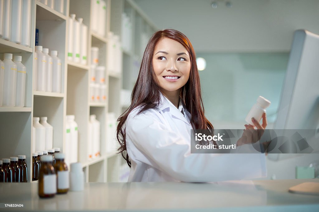 Farmacista femmina - Foto stock royalty-free di Etnia indo-asiatica