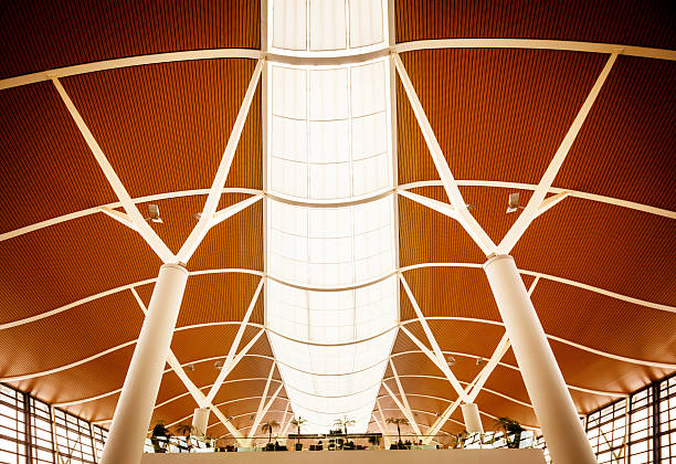 interior del aeropuerto de shanghai - sparse shanghai light corridor fotografías e imágenes de stock