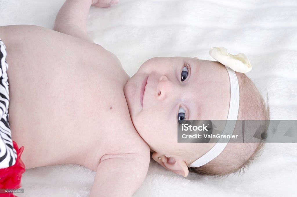 オーバヘッドの笑顔の赤ちゃんにホワイトのフェイクファーます。 - 1人のロイヤリティフリーストックフォト