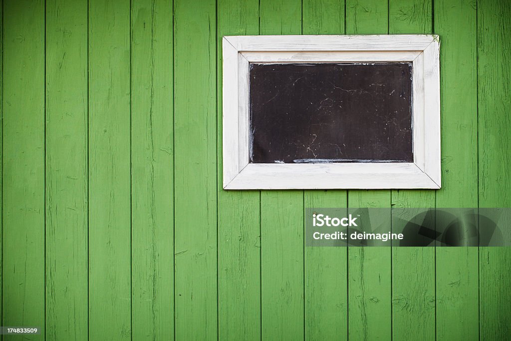 Finestra sul muro verde - Foto stock royalty-free di Colore brillante