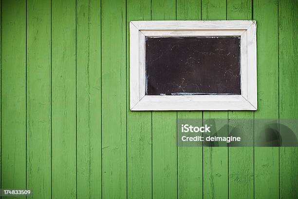 Finestra Sul Muro Verde - Fotografie stock e altre immagini di Colore brillante - Colore brillante, Colore saturo, Colore verde
