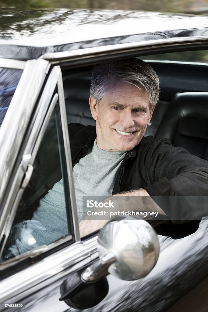 Homem idoso com um carro clássico - Royalty-free Adulto Foto de stock