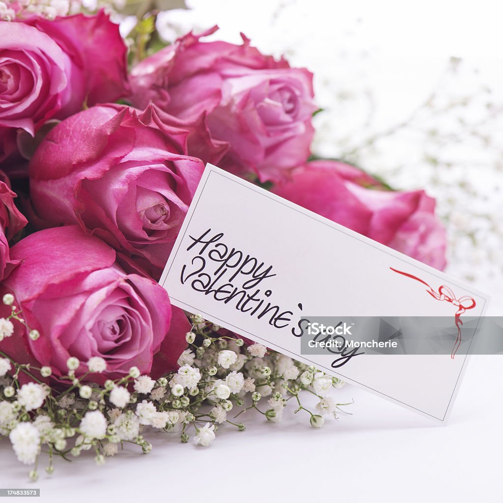 Rosas cor-de-rosa com um cartão de Dia dos Namorados - Foto de stock de Amor royalty-free