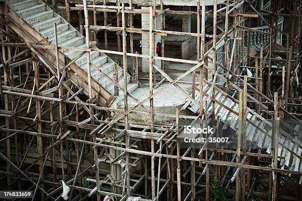 Andaimes De Bambu - Fotografias de stock e mais imagens de Abstrato - Abstrato, Andaime, Armação de Construção