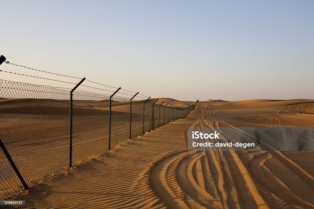 Recinzione nel deserto - Foto stock royalty-free di Deserto