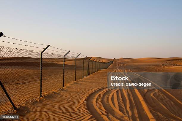 Recinzione Nel Deserto - Fotografie stock e altre immagini di Deserto - Deserto, Filo spinato, Composizione orizzontale