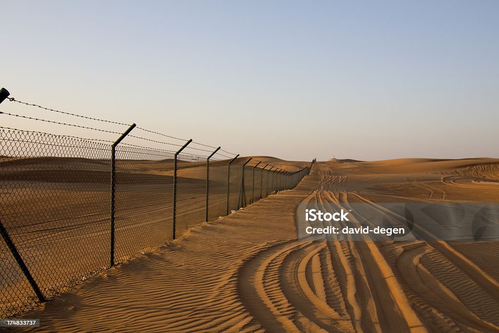 フェンスで砂漠 - 有刺鉄線のロイヤリティフリーストックフォト