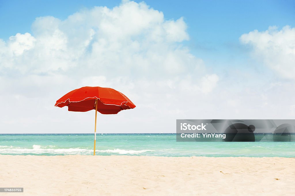 Ombrello su South Beach di Miami, in Florida - Foto stock royalty-free di Rosso