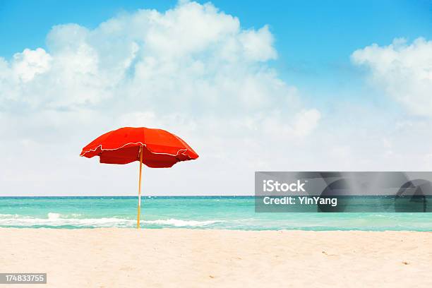 Ombrello Su South Beach Di Miami In Florida - Fotografie stock e altre immagini di Rosso - Rosso, Estate, Spiaggia