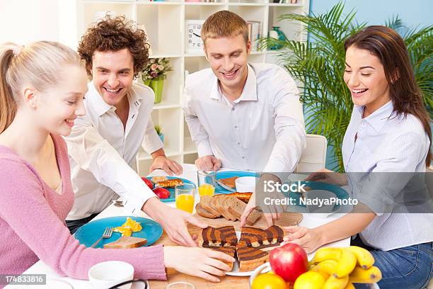 Amici Avendo La Colazione - Fotografie stock e altre immagini di Adulto - Adulto, Alimentazione sana, Allegro