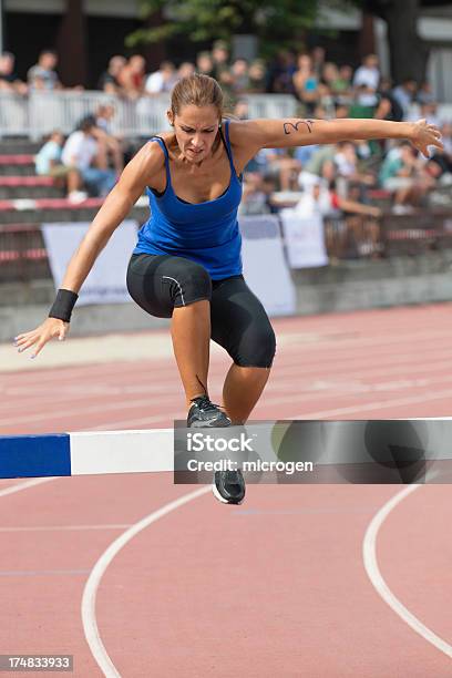 Photo libre de droit de Steeplechase Runner banque d'images et plus d'images libres de droit de Course d'obstacles - Course de fond - Course d'obstacles - Course de fond, 3000 mètres, Adulte