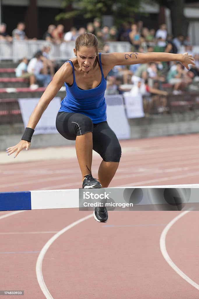 Steeplechase runner - Zbiór zdjęć royalty-free (Bieg z przeszkodami - lekkoatletyka)