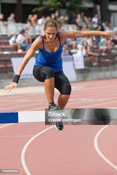 Steeplechase Runner - zdjęcia stockowe i więcej obrazów Bieg z przeszkodami - lekkoatletyka - Bieg z przeszkodami - lekkoatletyka, 3000 metrów, Bieg długodystansowy
