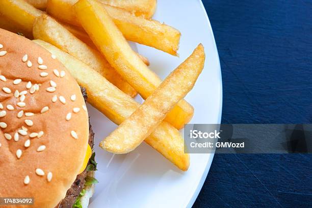 Hamburguesa Con Papas Fritas Foto de stock y más banco de imágenes de Alimento - Alimento, Carne, Cebolla