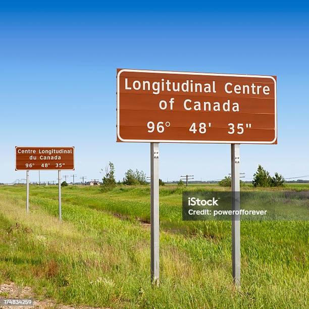 Centre W Kanadzie - zdjęcia stockowe i więcej obrazów Bez ludzi - Bez ludzi, Bezchmurne niebo, Cięcie w linii środkowej
