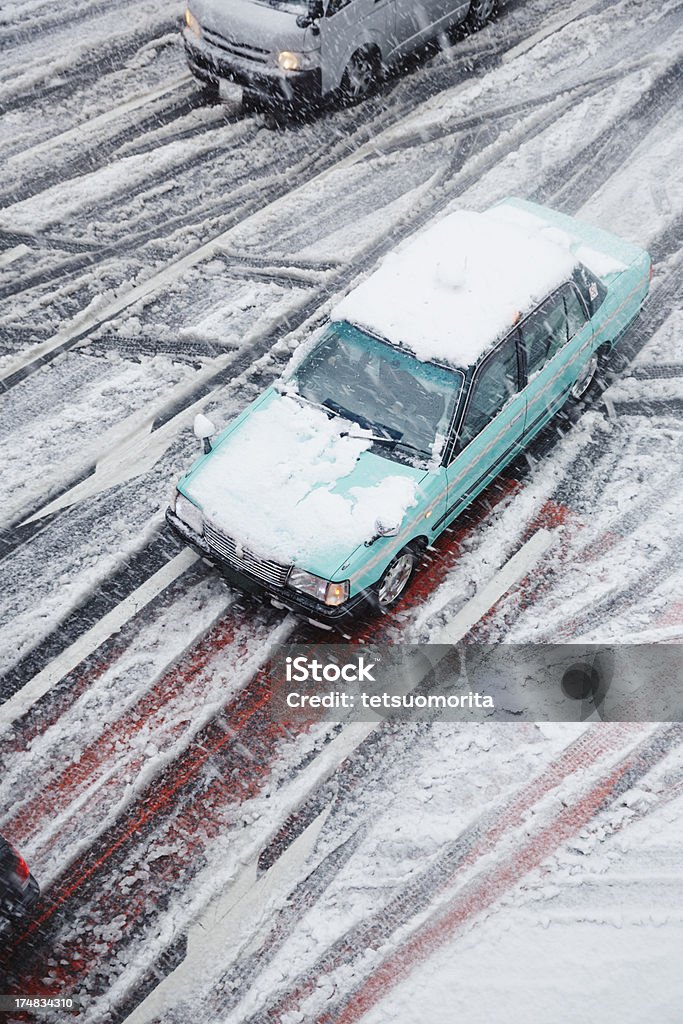 雪 road のダウンタウン - タクシーのロイヤリティフリーストックフォト