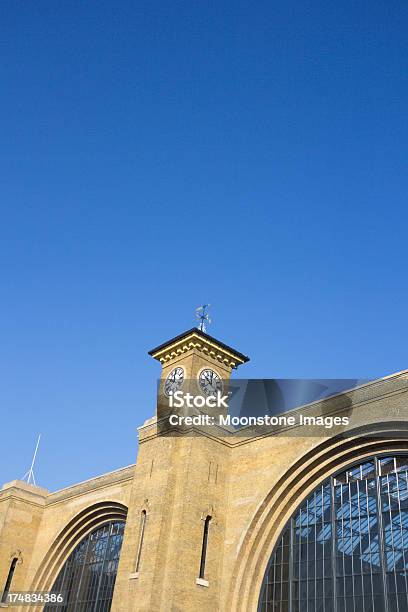 Kings Cross В Лондоне Англия — стоковые фотографии и другие картинки Англия - Англия, Архитектура, Архитектурный элемент