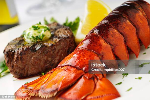 Surf And Turf Foto de stock y más banco de imágenes de Langosta - Crustáceo - Langosta - Crustáceo, Bistec, Cena