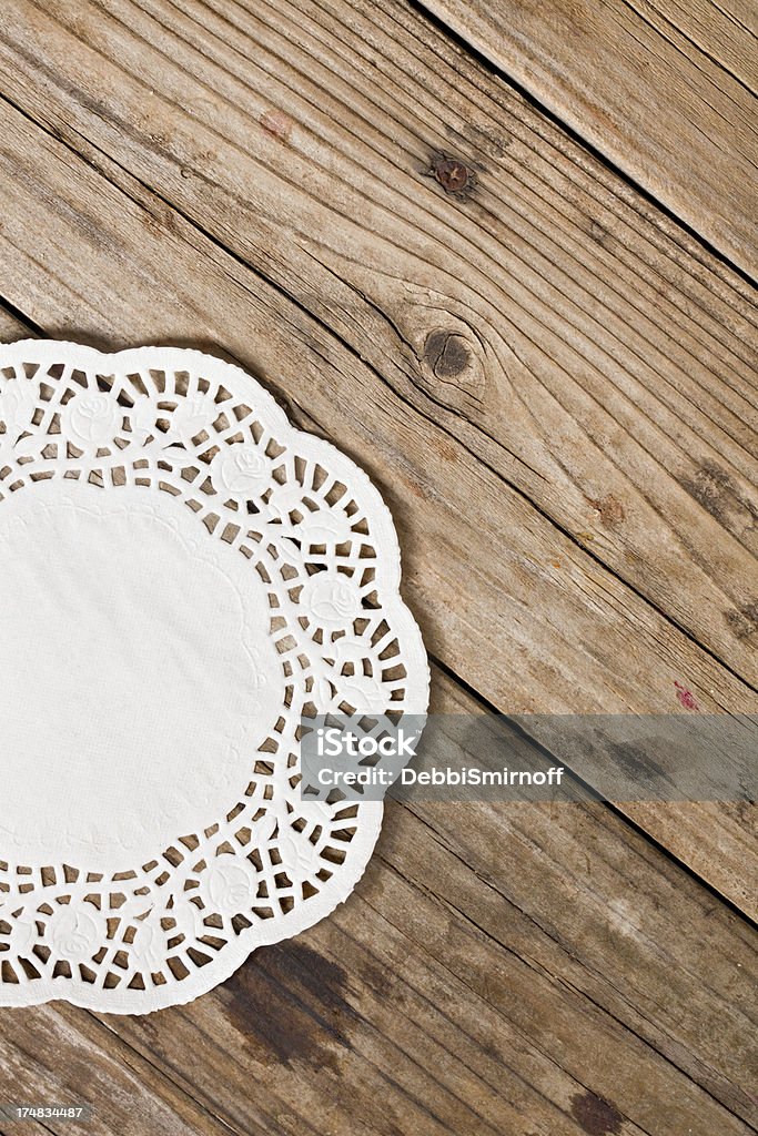 Papel tapete en una antigua mesa - Foto de stock de Vista desde arriba libre de derechos