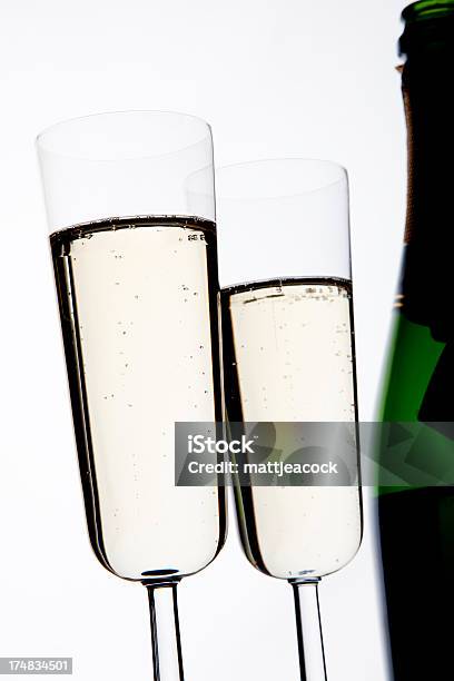 Zwei Gläser Champagner Stockfoto und mehr Bilder von Alkoholisches Getränk - Alkoholisches Getränk, Blase - Physikalischer Zustand, Champagnerglas