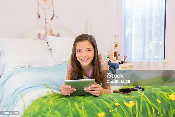Menina Com Tablet Digital Deitada Na Cama - Fotografias de stock e mais imagens de Visão Frontal - Visão Frontal, Adolescente, Computador