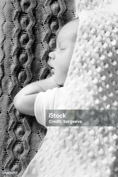 Baby Neugeborene Stockfoto und mehr Bilder von 0-11 Monate - 0-11 Monate, Auf dem Bauch liegen, Baby