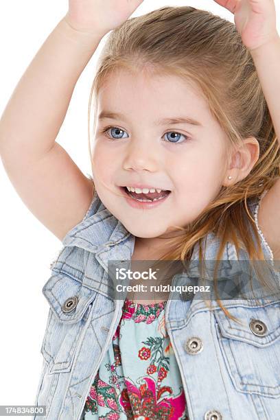Очаровательная Маленькая Девочка Весело — стоковые фотографии и другие картинки 2-3 года - 2-3 года, Белый фон, В помещении