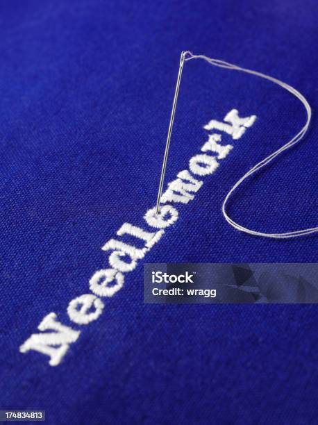 Needlework Mit Nadel Und Faden Auf Einem Blauen Stoff Stockfoto und mehr Bilder von Baumwolle